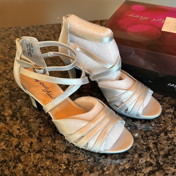 Easy Street silver satin Crissa heels NIB 6.5 - Picture 3 of 10